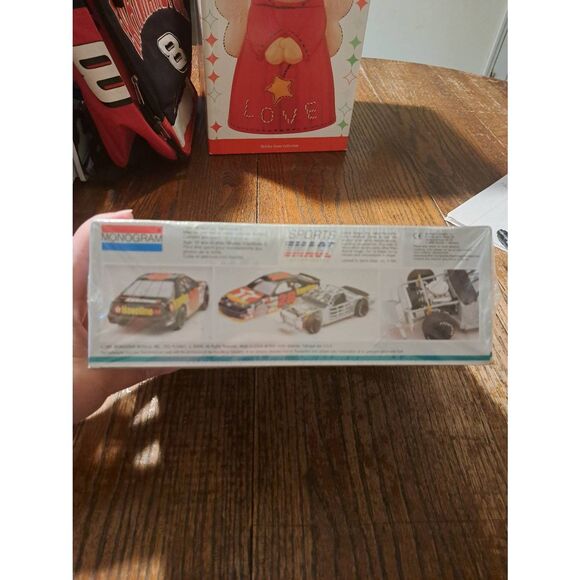 Vintage 1991 Monogram Davy Allison Ford Thunderbird NASCAR Model Race Car Kit - Picture 3 of 4